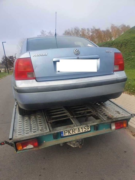 Volkswagen Passat B5 1.8 benzyna 20V 92kW sedan błękitny  na części