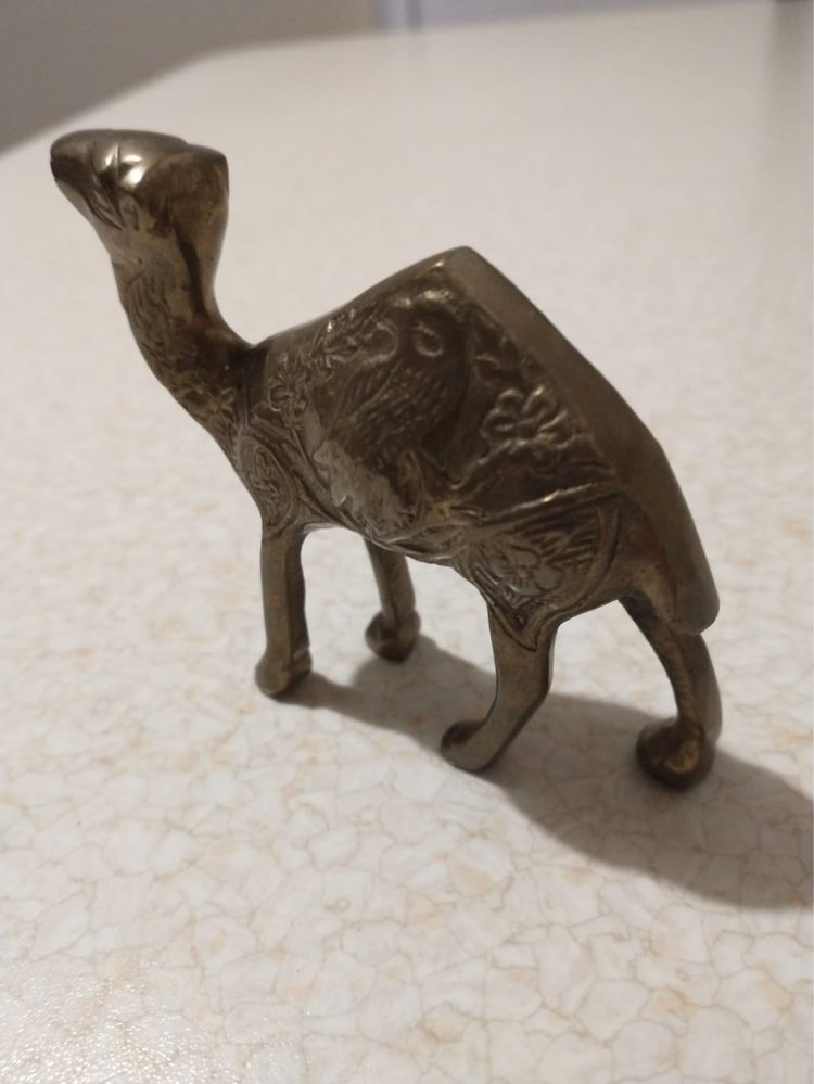 Mosiężny wielbłąd grawerowany ze wzorami 9 cm długości