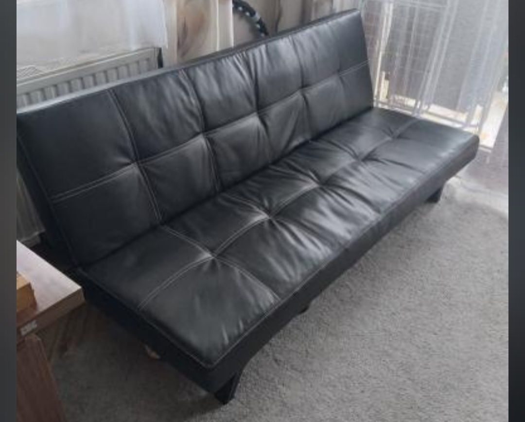 Stół I sofa w dobrym stanie