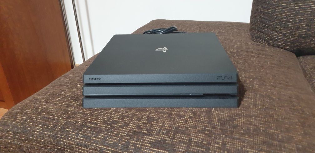 Vendo Ps4 Pro 1TB + 2 comandos + Jogos