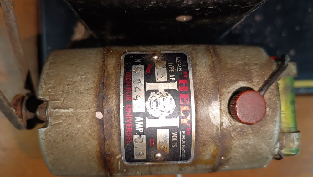 Máquina de costura antiga Oliva - PARA DESOCUPAR