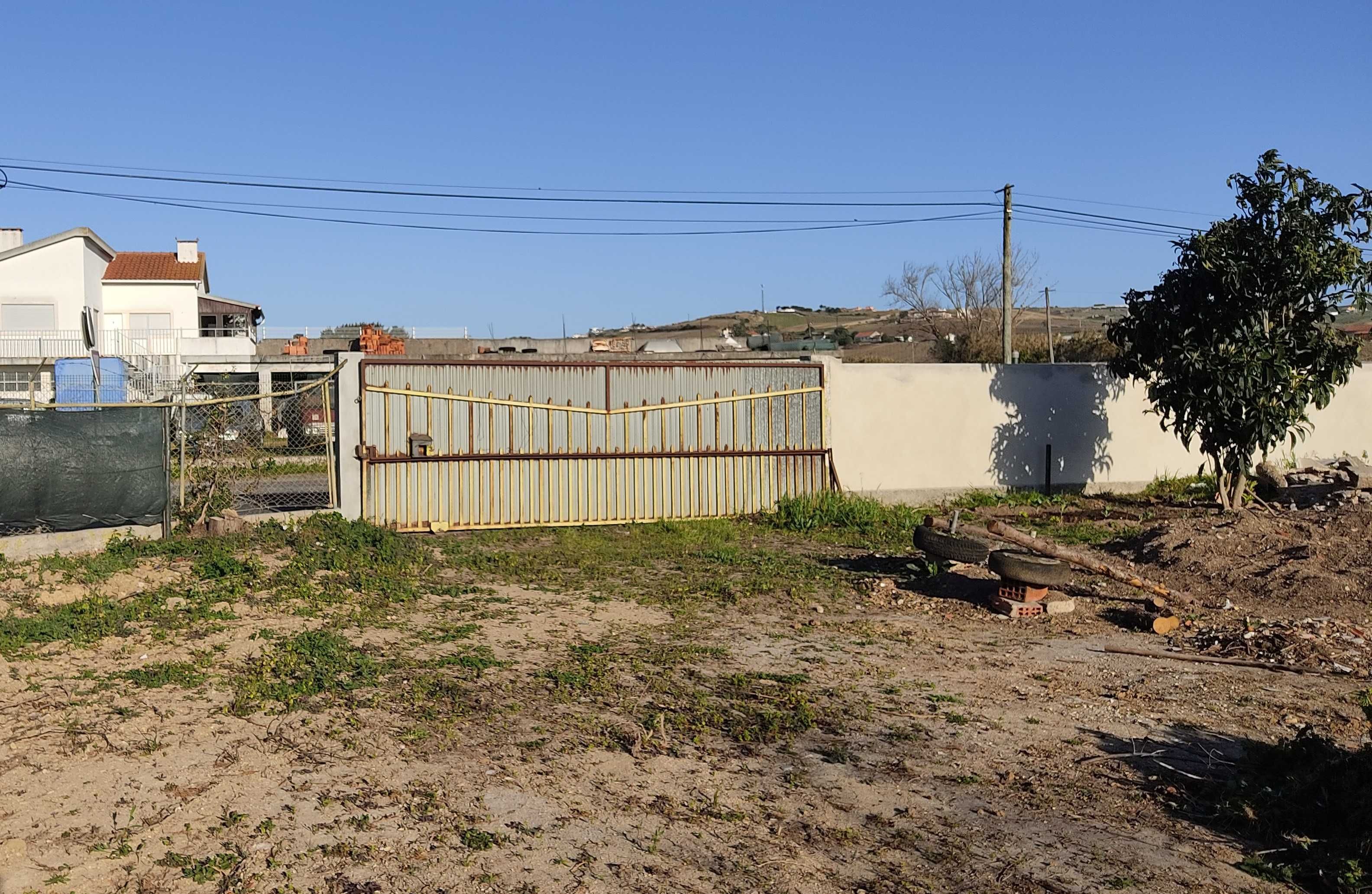 Vende-se /Aluga-se terreno com todas as valências, agua luz e esgotos