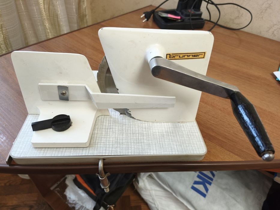 Хліборізка ручна