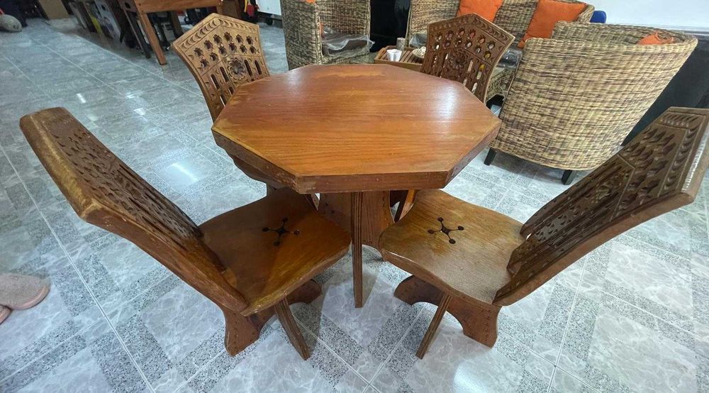 Conjunto de Mesa Octogonal e 4 Cadeiras de Madeira Maciça | Rústico