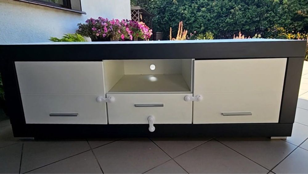 Stolik pod telewizor