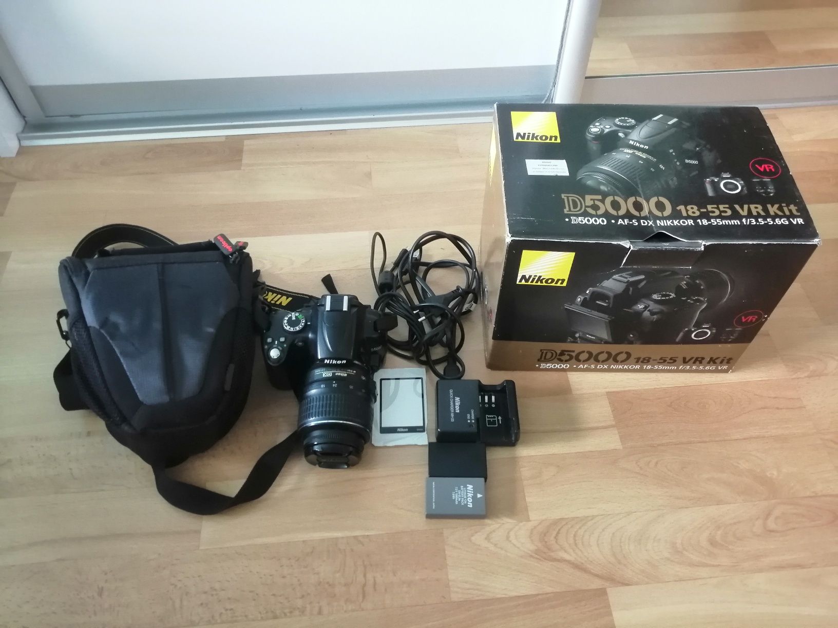Nikon D5000 z obiektywem