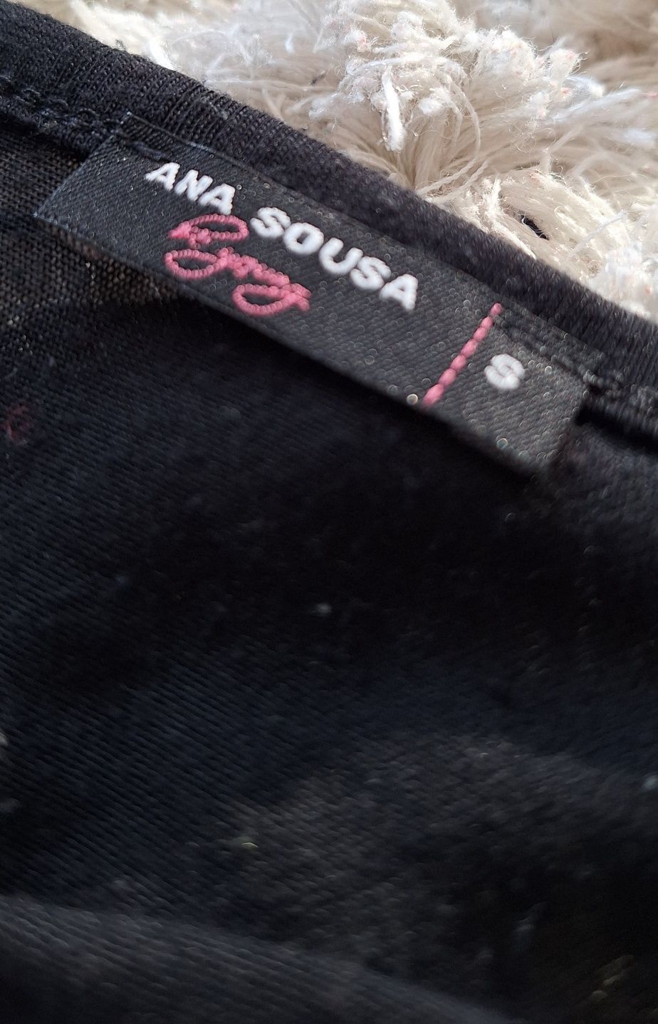 Top preto e um pouco transparente só com uma manga