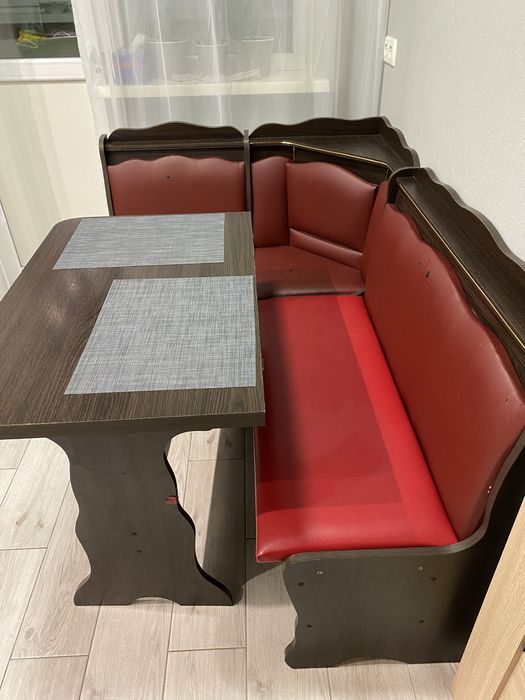 Кухонний куточок із столом