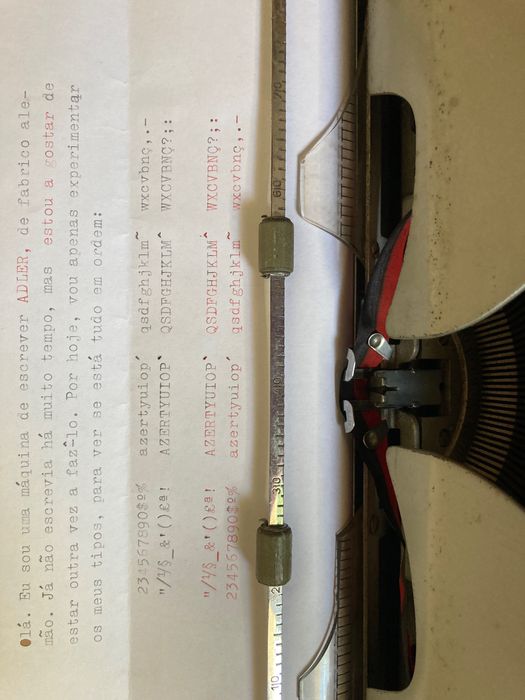 Máquina de Escrever ***
Marca Adler