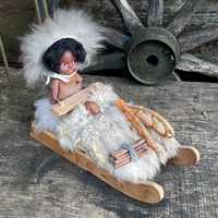 Stara lalka Eskimoska z dzieckiem na saniach