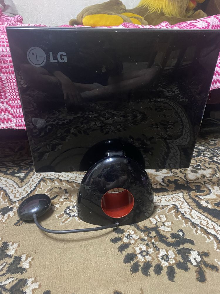 Квадратний монітор LG