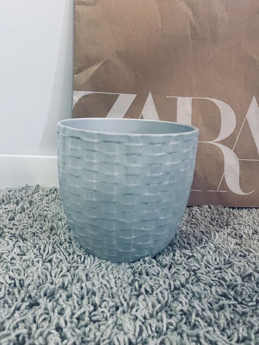 Duza jasno szara doniczka na kwiaty ceramika porcelana pleciona