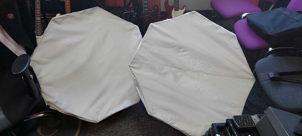 Profesjonalne lampy studyjne światła ciągłego.