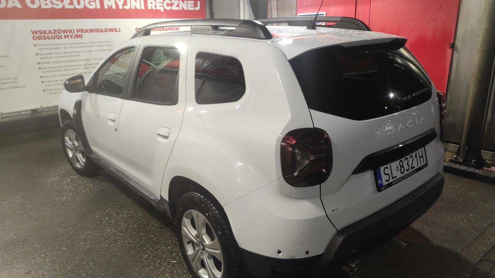 Duster 2 po liftingu z oryginalnym hakiem.