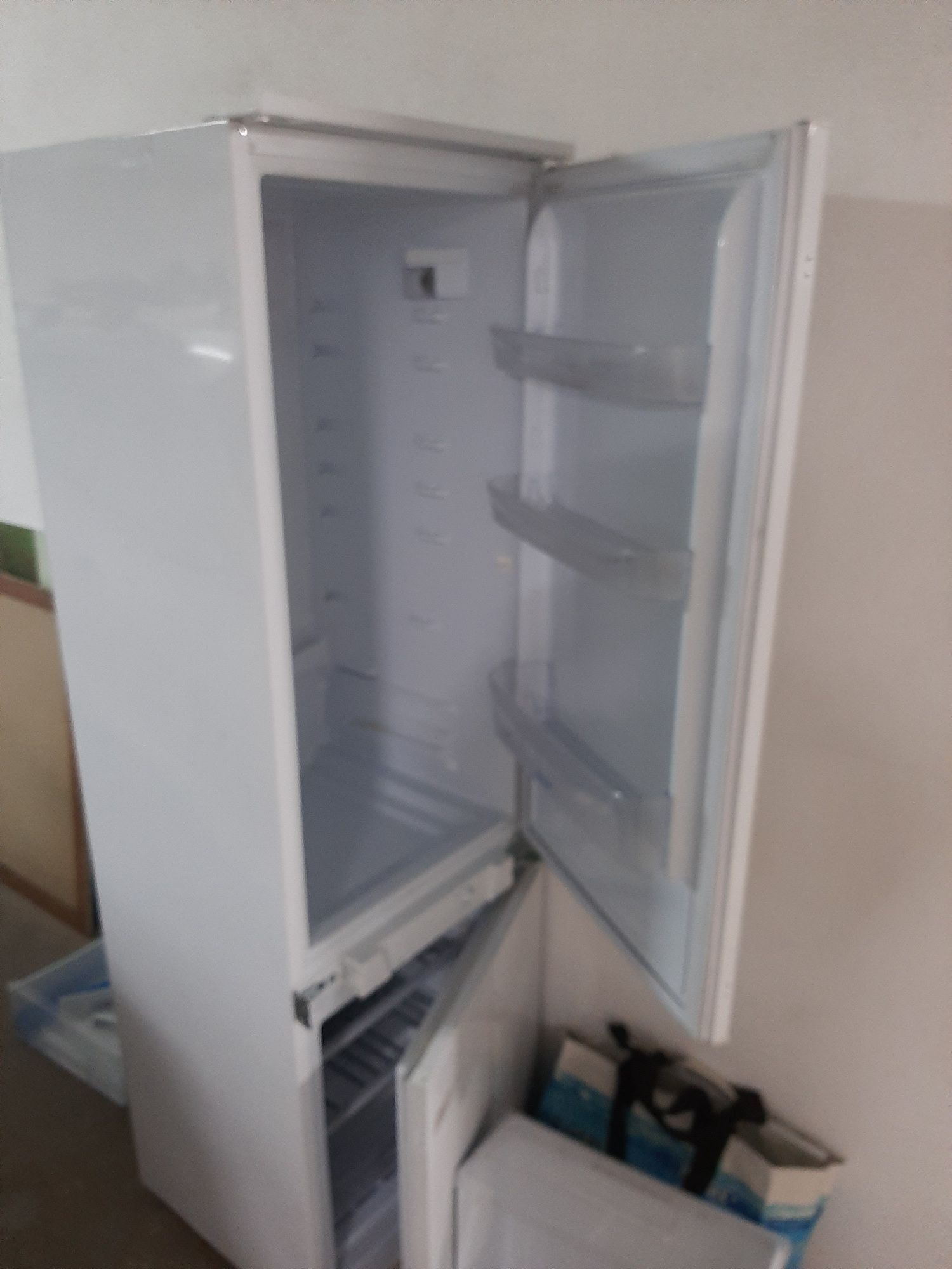 Frigorifico combinado de encastre Indesit avariado