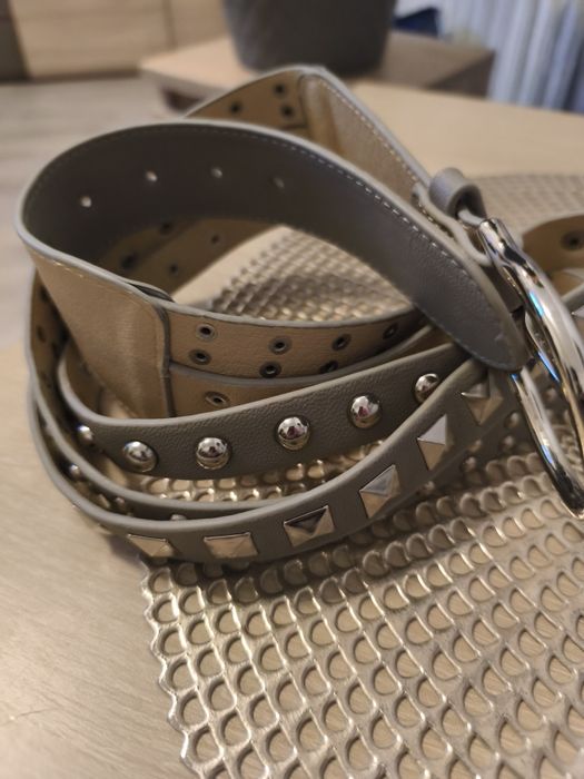 Pasek damski z metalowymi elementami