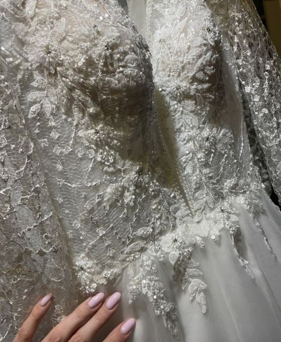 Piękna suknia ślubna długi rękaw