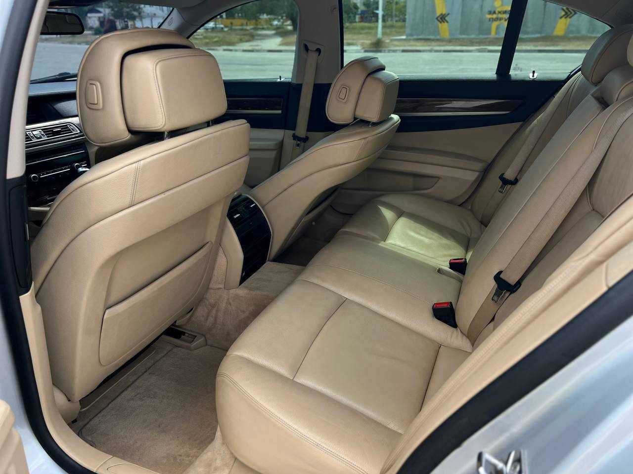 BMW 740i обслужена