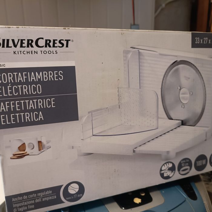 Vende se fiambreira nova na caixa