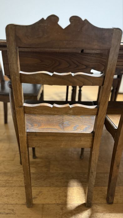 Mesa De Sala De Jantar E Cadeiras De Antiquário