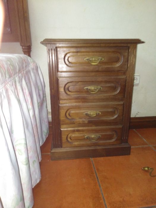 Cama de madeira + 2 Mesas de Cabeceira