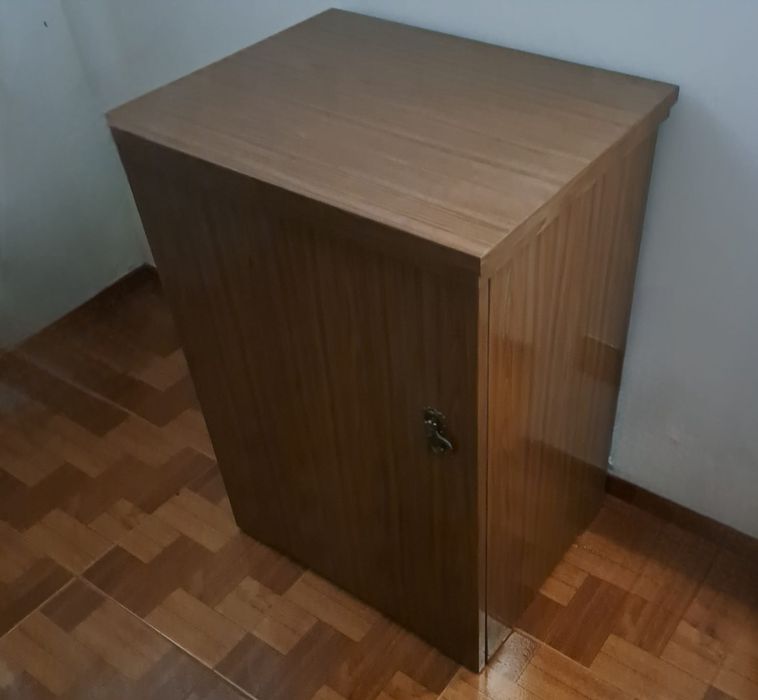 Vendo máquina de costura. Preço mensagem privada.