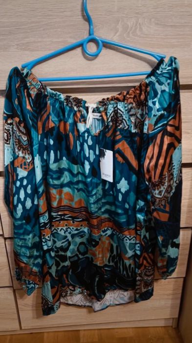 Włoska koszulka wielobarwna  odkrytymi ramionami