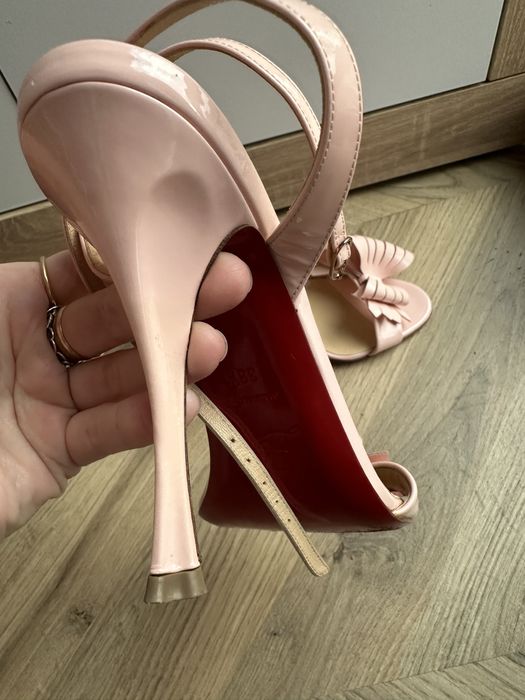 Босоніжки рожеві chrisrian louboutin