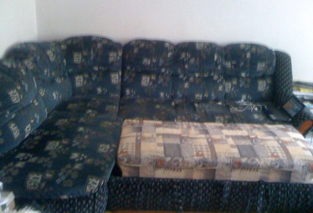 Продам диван б.у 2.70 на 1.80 є надірвані місця