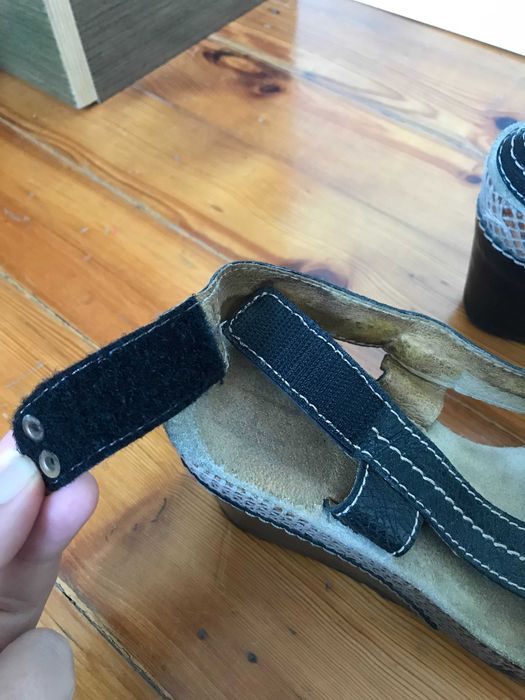 Sandálias Fly London, elegantes, em pele, pretas, salto cunha, 37