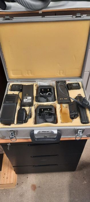 Mala metálica com conjunto de rádios UHF transmissor/recetor