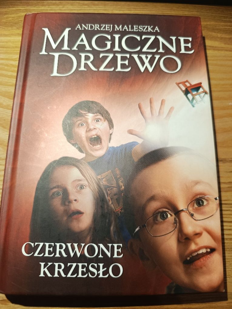 Magiczne Drzewo. Czerwone Krzesło