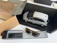 Miniature Mercedes Classe B 2010 e conjunto de óculos Mercedes