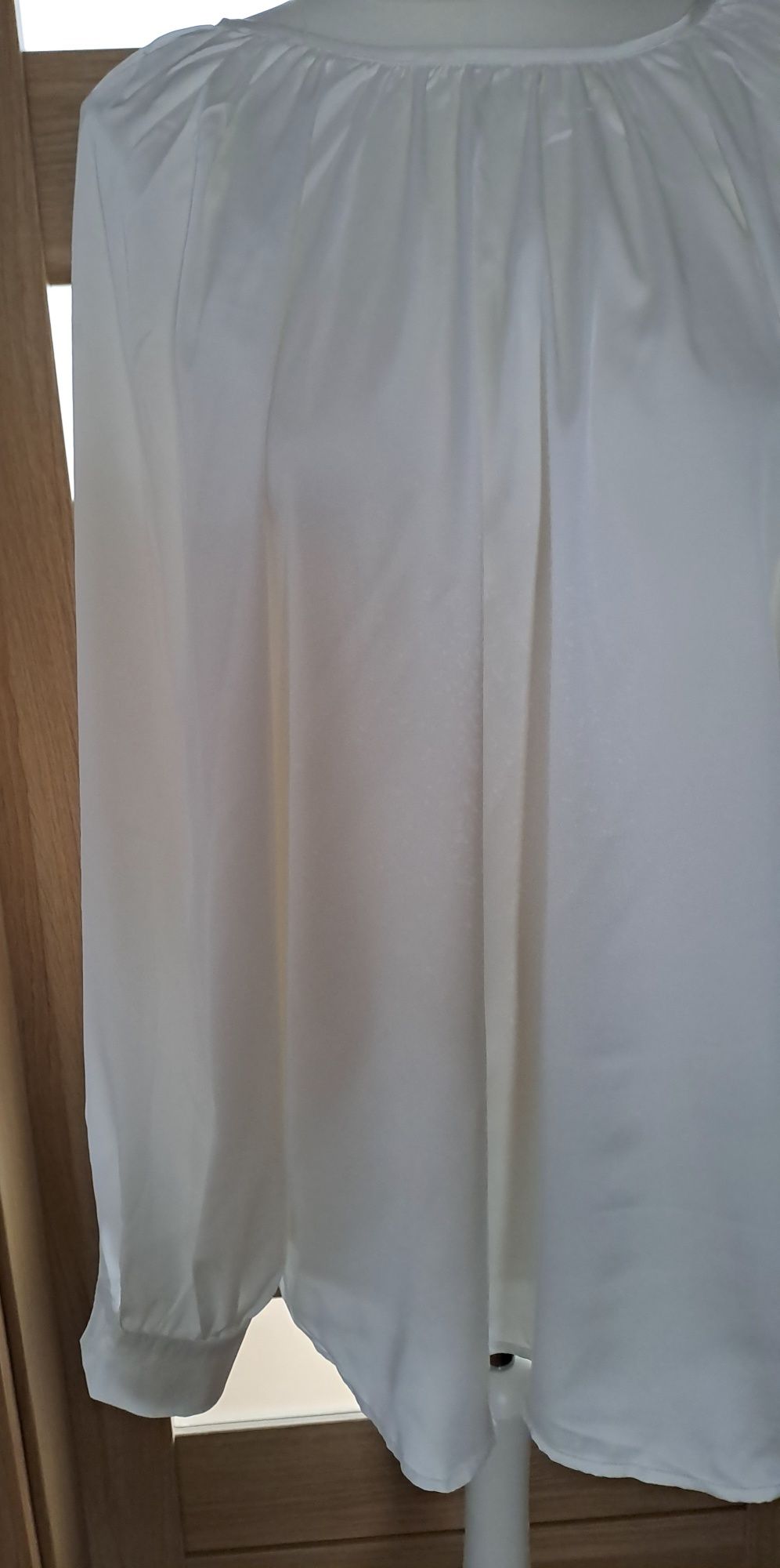Elegancka Biała bluzka z marszczeniem przy dekolcie