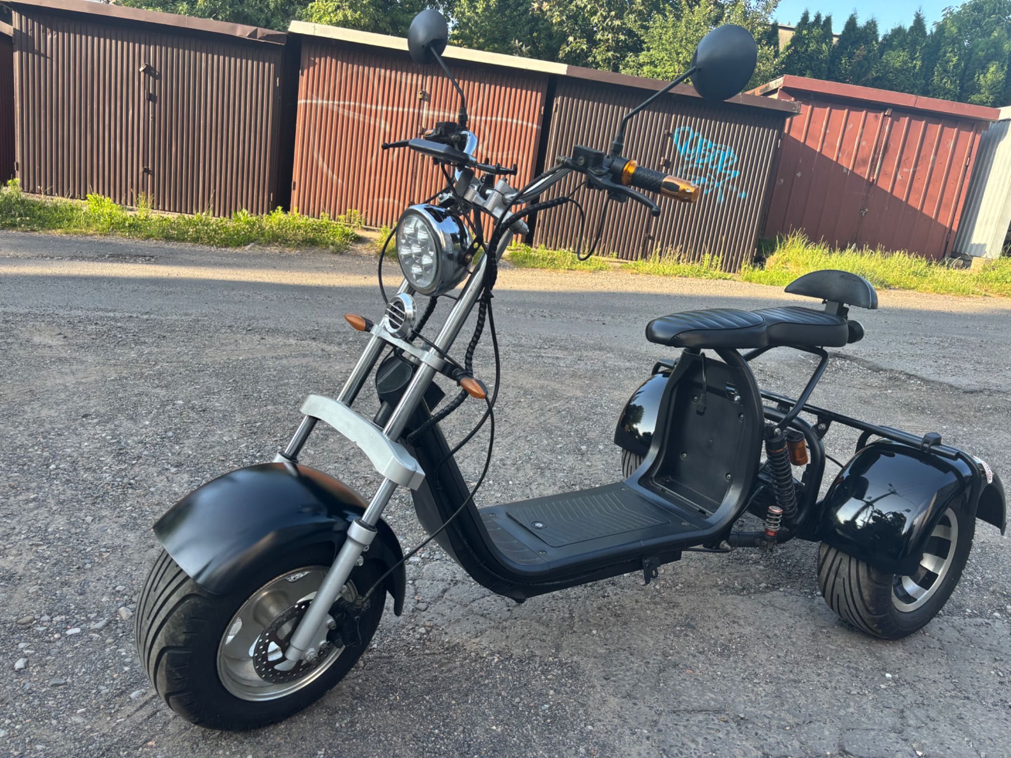 Skuter elektryczny trzykołowy