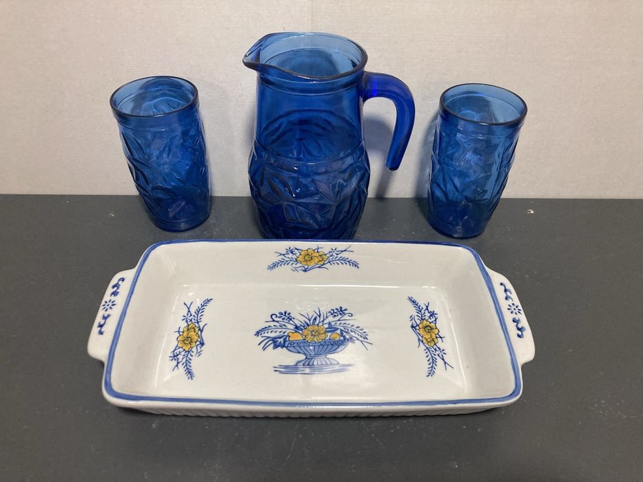 Jarro e dois copos de vidro com prato de loiça