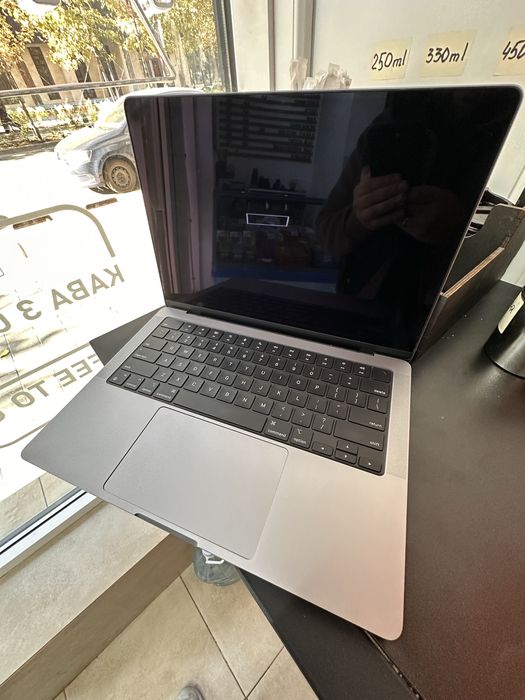 MacBook Pro 13 2023 M3 8/512 идеал не включается