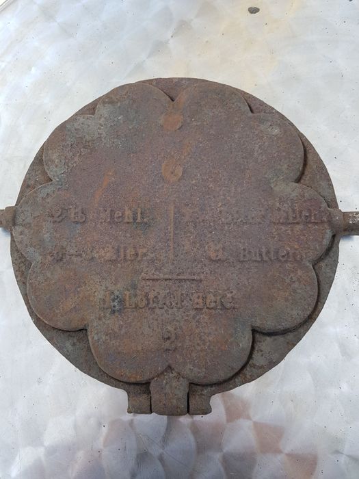 Nr16.Poniemiecka,przedwojenna, żeliwna gofrownica na piec,ogień