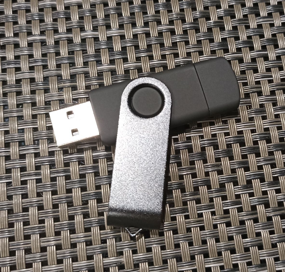 Pen Drive 64 GB com vantagem para duas entradas, não só USB..