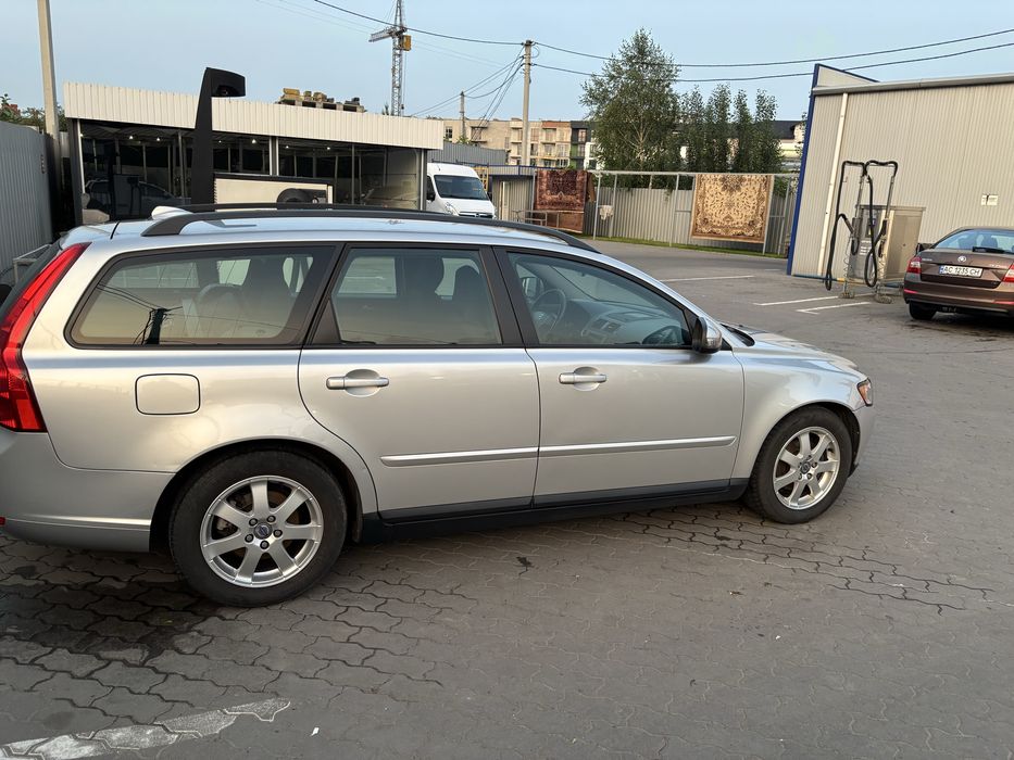 Автомобіль volvo v50