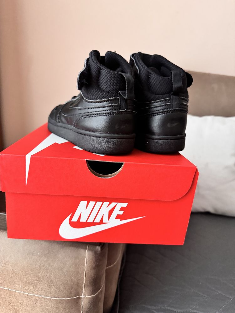 Nike кроссовки осінь