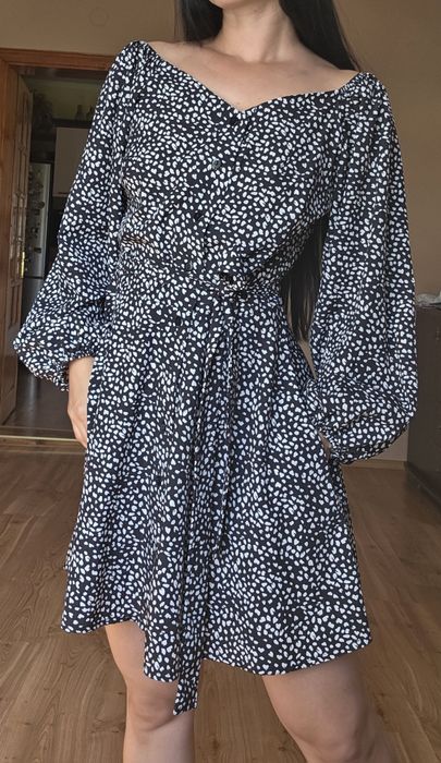 Сукня з віідкритими плечима і поясом