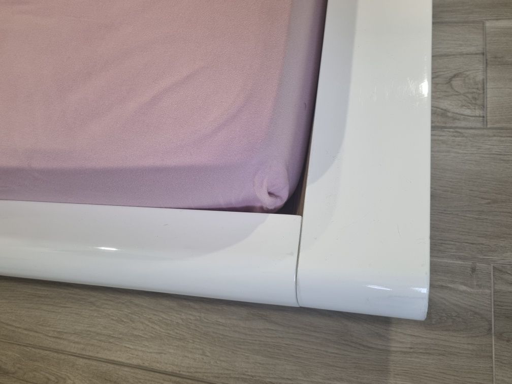 Cama de Casal em Branco Lacado com Brilho