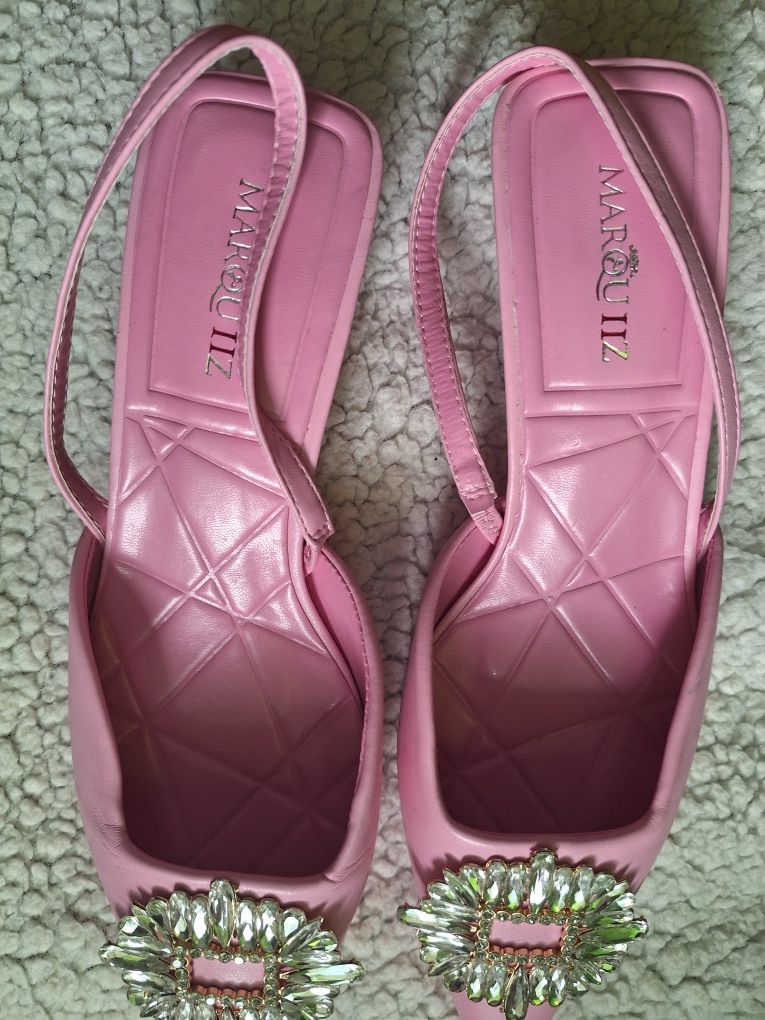 Sapatos rosa com aplicação