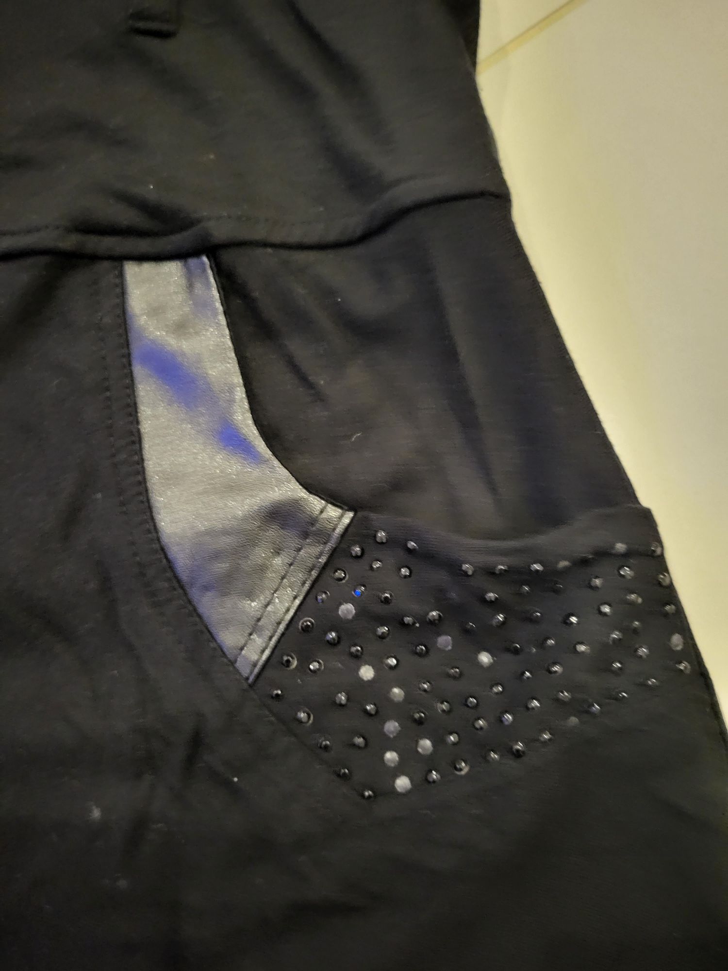Czarna długa spódnica z ozdobnymi cekinami na kieszeniach rS/M