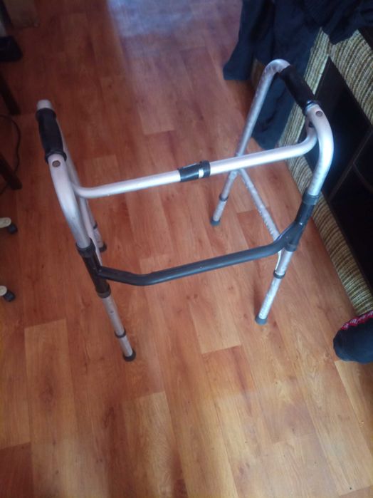 Ходунки и переносной туалет.