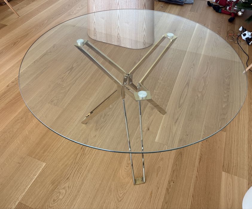 Mesa redonda em vidro 1.10cm, com estrutura metalica dourada.