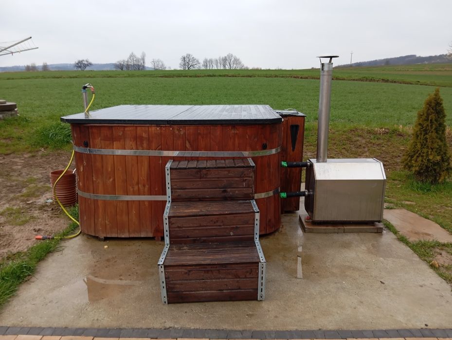 Jacuzzi ogrodowe z piecem na drzewo