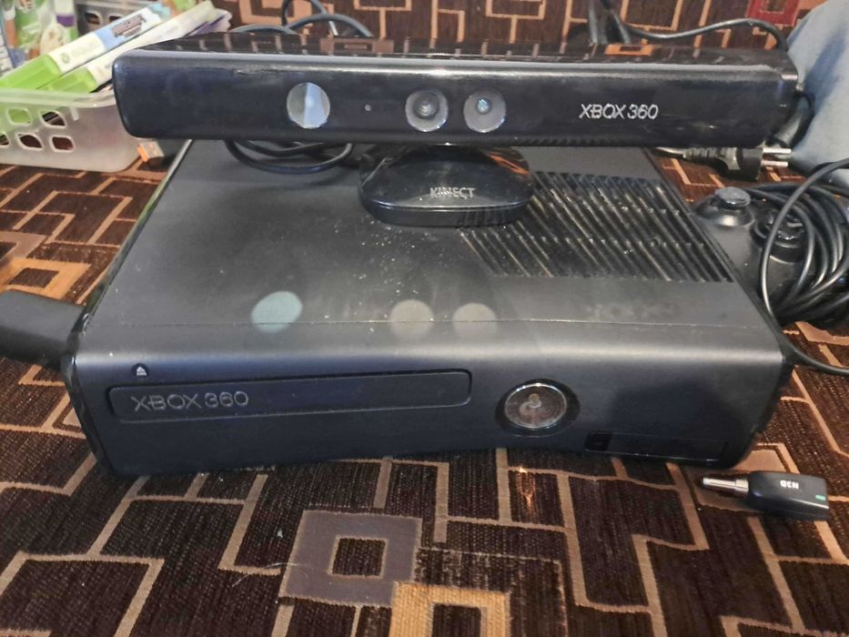 Xbox 360 z kablami i padami