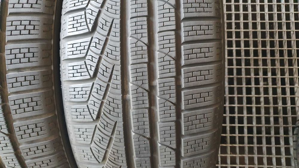 PIRELLI  SOTTOZERO  Winter W-240     235/35R19